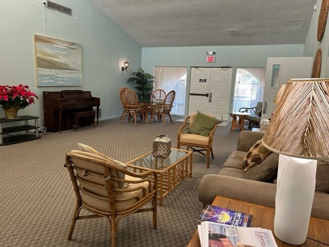 Building Photo - Annual turnkey/seasonal furnished ground floor condo in 55+ Community in Sarasota