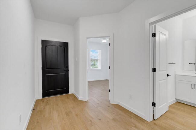 Building Photo - 8438 Bay Rdg Cir