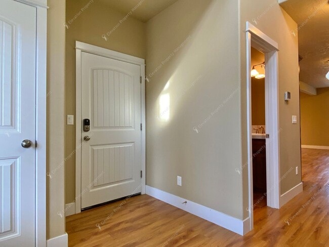 Building Photo - SW Bend Home Close to Old Mill & Deschutes River Trail