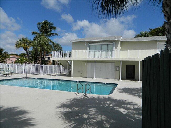 Building Photo - 899 Crystal Lake Dr