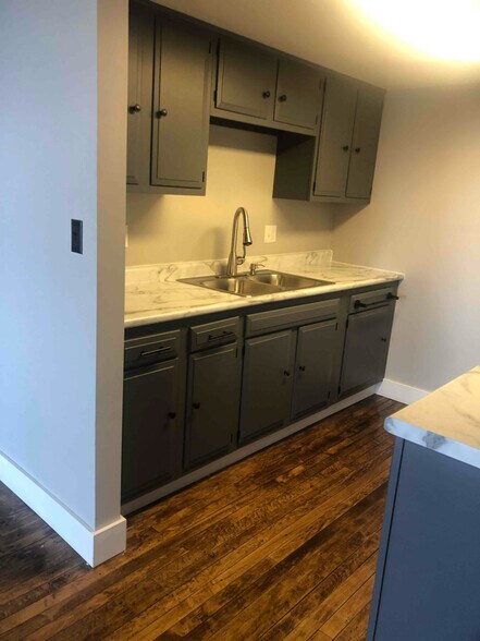 Primary Photo - 16 N Hill St