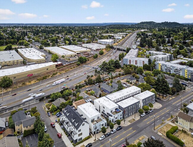 Building Photo - 5635 NE Glisan St