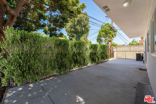Building Photo - 733 Hayworth Ave