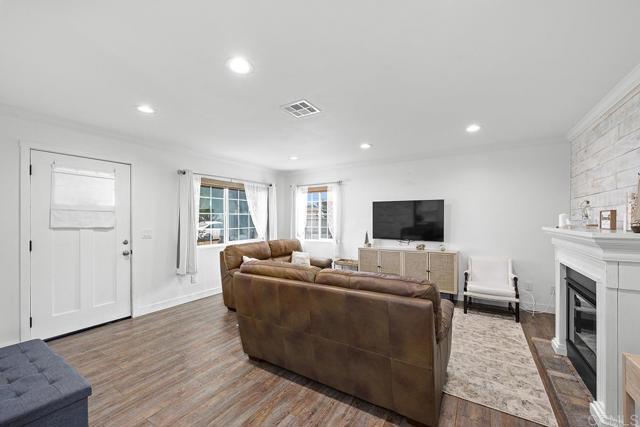 Building Photo - 586 Del Mar Ave