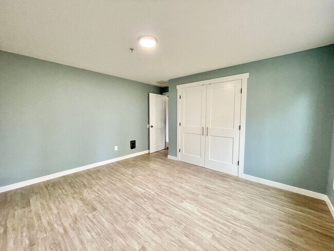 Building Photo - 2301