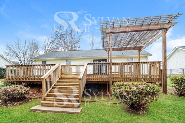 Building Photo - 520 Country Garden Dr