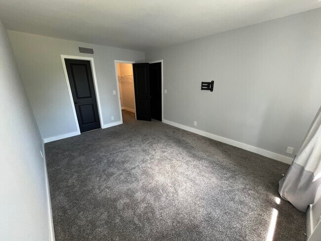 Building Photo - 1630 Embassy Dr