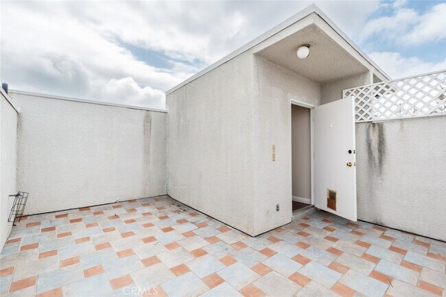 Building Photo - 14631 Dickens St