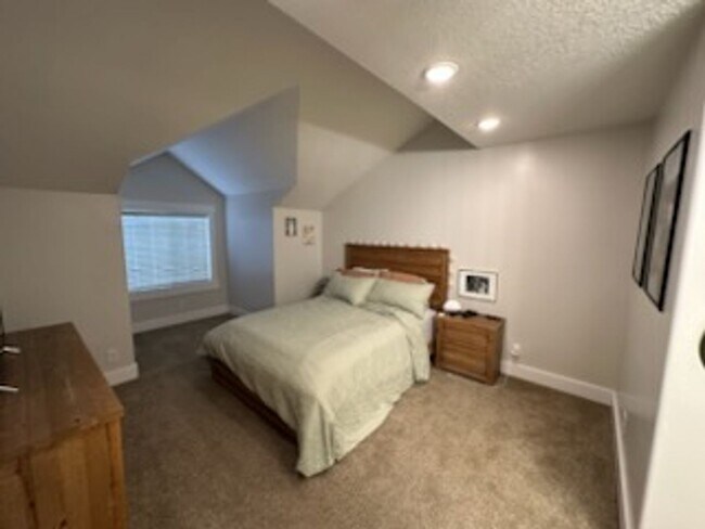 Building Photo - Come take a look at this beautiful townhome