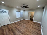 Building Photo - 3 bedrooms 1 bath