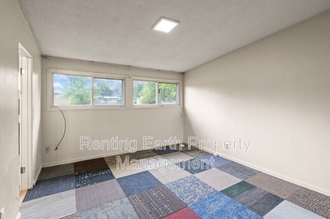 Building Photo - 6452 Evergreen Blvd