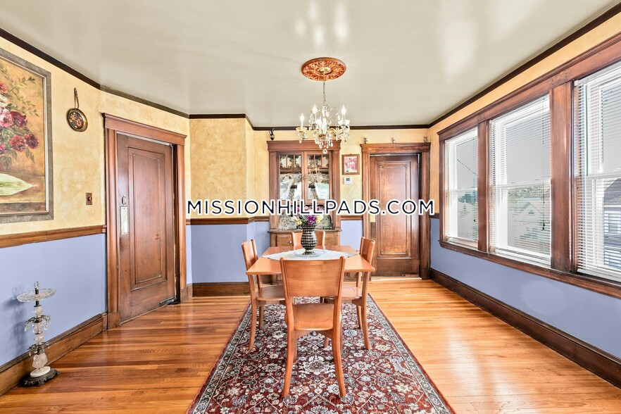 Building Photo - 157 Hillside St