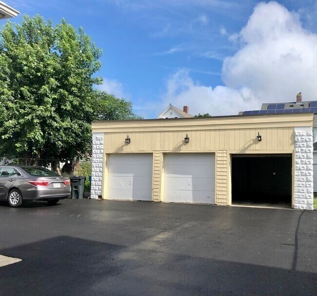 Building Photo - 262 Brown St