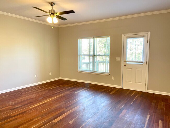 Building Photo - Welcome to this stunning 3-bedroom, 3-bathroom townhome located in the vibrant city of Atlanta, GA.