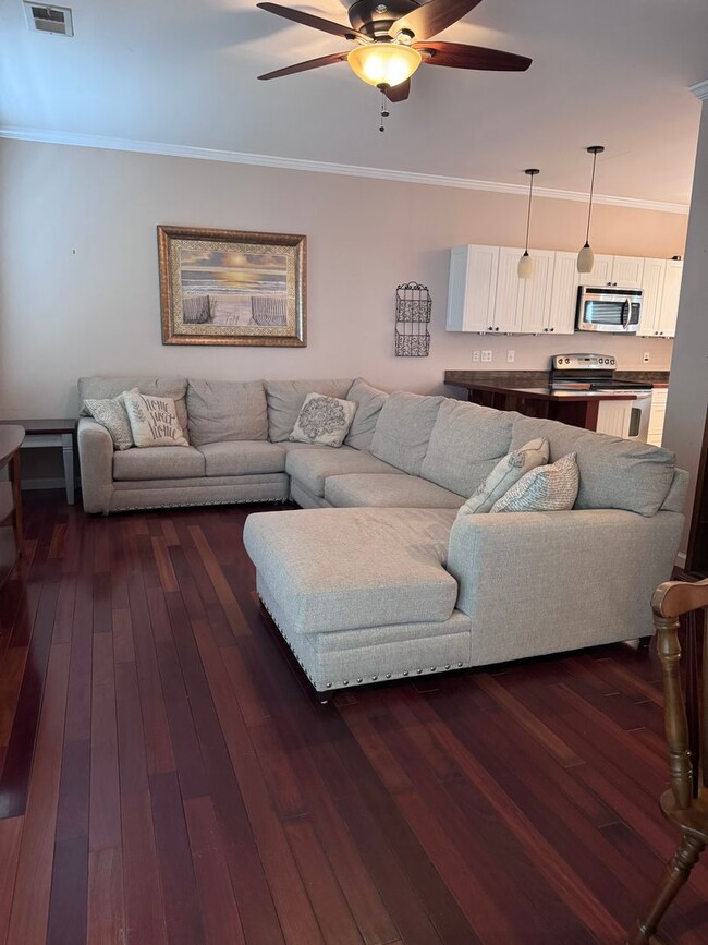 Building Photo - Coastal Cutie! 3BR/2BA Furnished Home Avai...