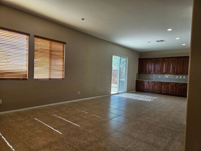 Building Photo - 5 BEDROOM OAK HILLS / HESPERIA HOME