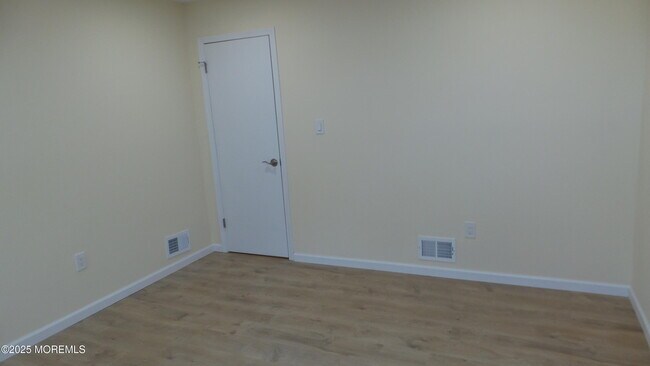 Building Photo - 2 Briar Mills Dr