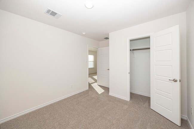 Building Photo - 1001 Marigold St