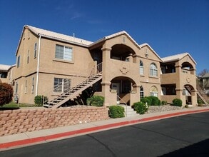 Building Photo - DOG-FRIENDLY, 2-Bed, 2-Bath Townhome