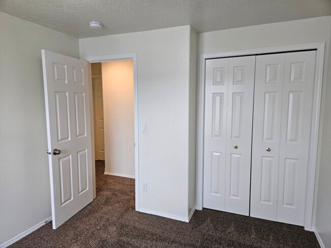 Building Photo - 4Bd/3Ba Two Story House - Available to View!