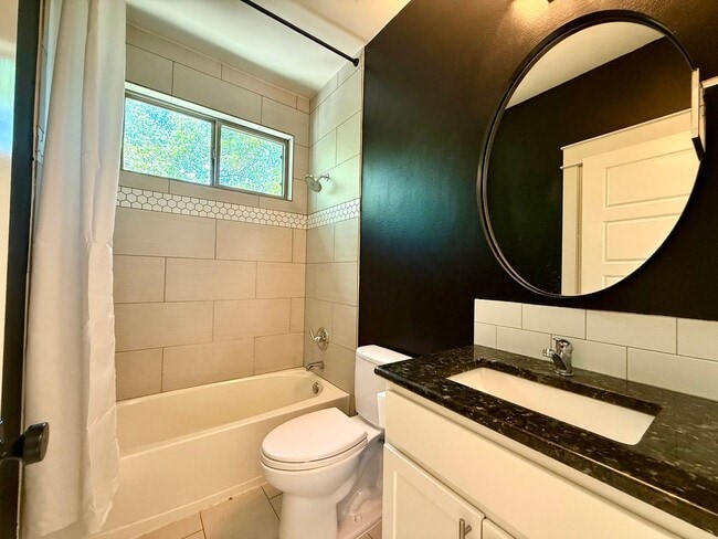 Building Photo - Gorgeous & modern free-standing home in ‘02!