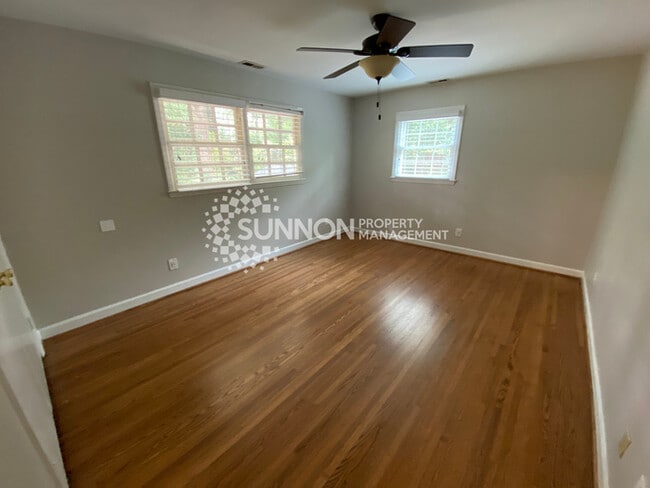 Building Photo - Charming 3 bed, 2.5 bath