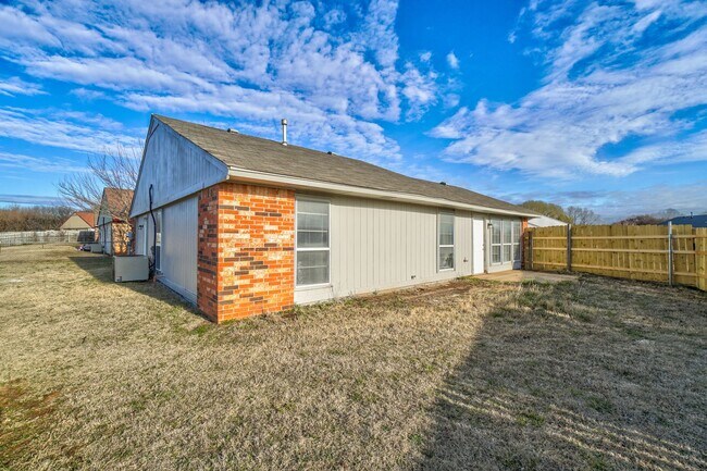 Building Photo - 3 bed 1 bath in Moore!