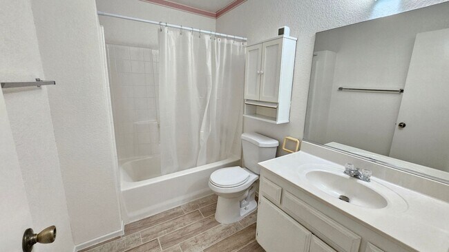 Building Photo - Spacious 3-Bed, 2-Bath Home with Natural Gas in California City – Convenient & Cozy!