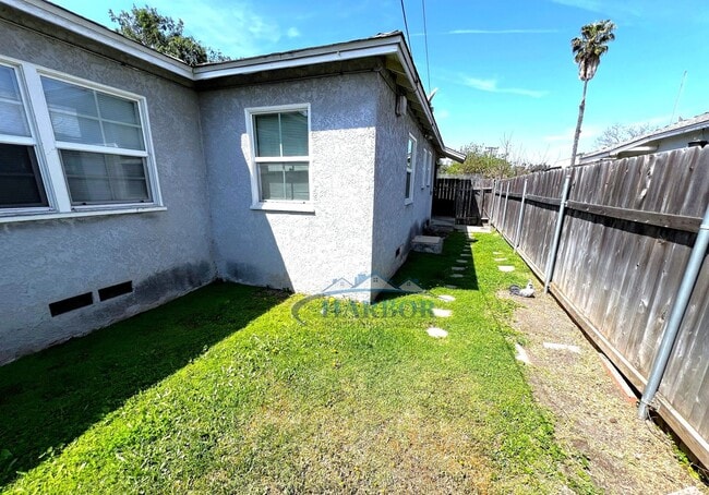Building Photo - Charming Front Unit 2 Bedroom 1 Bath