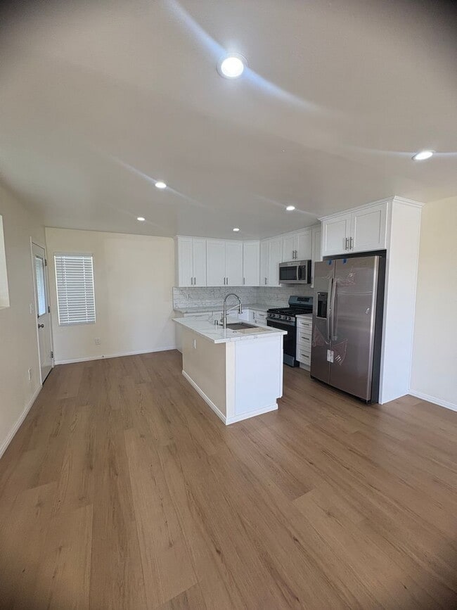 Building Photo - Oxnard - Single story, fully updated, two bedroom, one bath house!