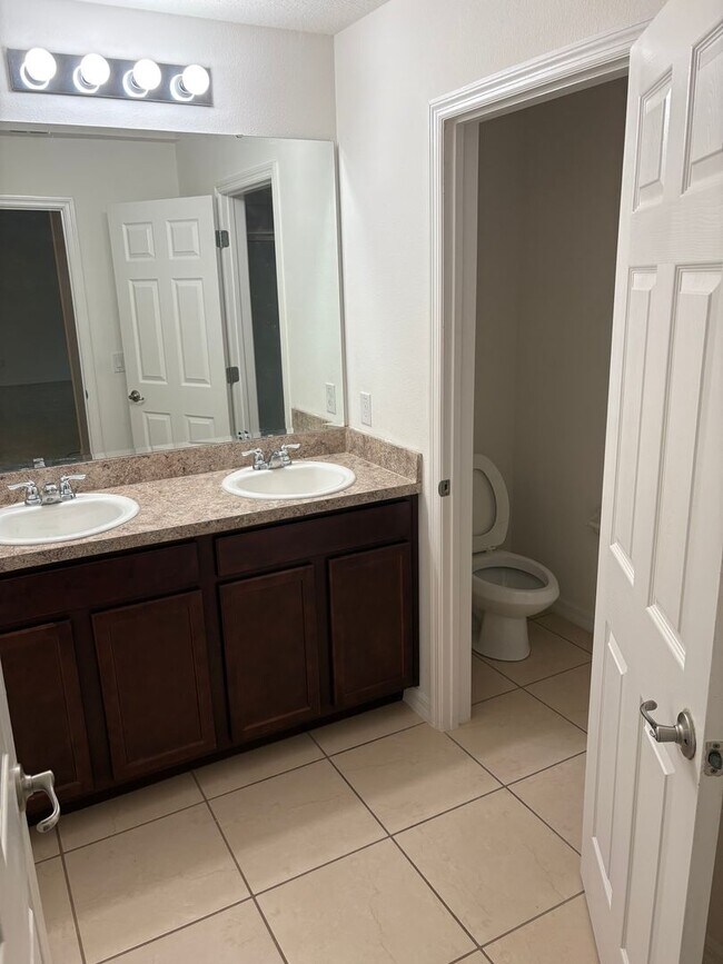 Building Photo - IMMEDIATE OCCUPANCY !!! LARGE// 5 Bedroom ...