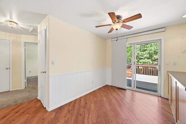 Building Photo - $1,995.95 4-bed, 1.5 bath, located in Colorado Springs with a large back yard