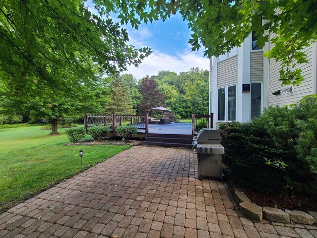 Building Photo - Six Bedroom Home in Park Ridge Estates