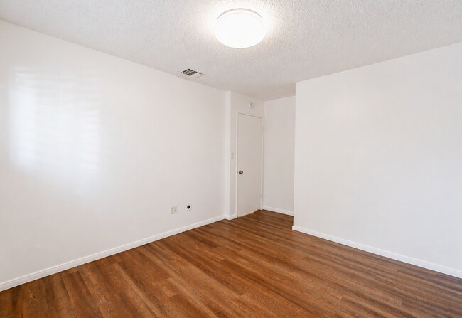 Building Photo - 220 Lilac Ct