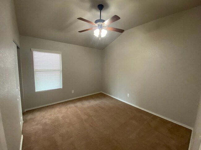 Building Photo - 3/2 Single Story ~ Conveniently located to...