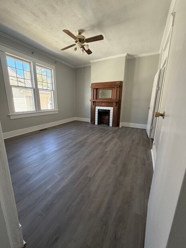 Building Photo - Deposit Special! Section 8 Voucher Approved