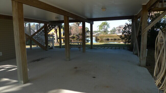 Building Photo - Gorgeous water views just blocks from the ...