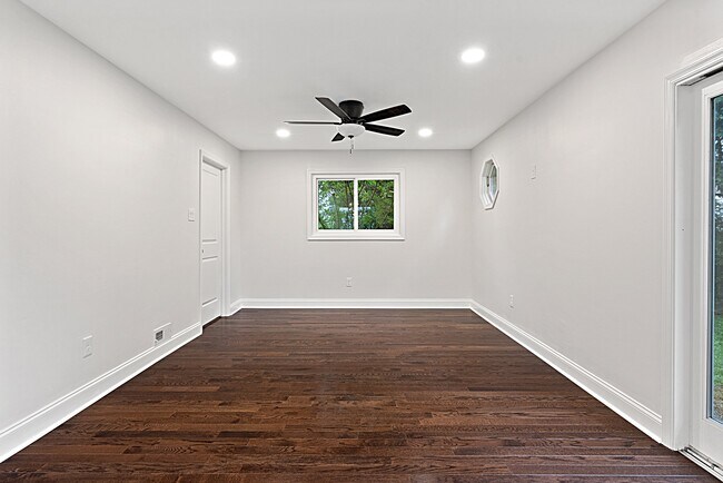 Building Photo - 409 Maiden Ln