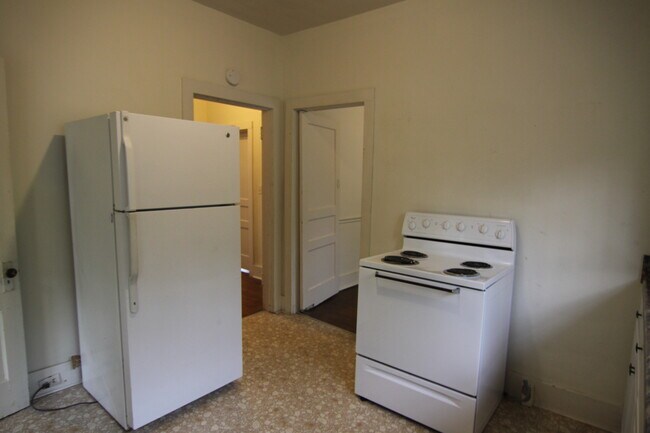 Building Photo - 2 Bedroom Home For Rent 1 Block From APSU!