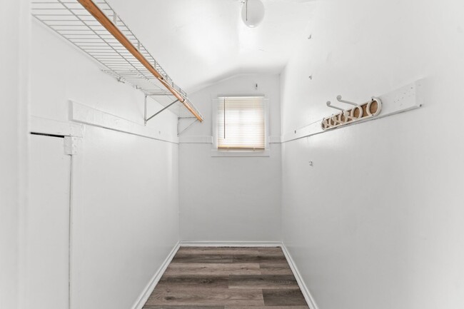 Building Photo - Welcome home to this Westend Beauty!