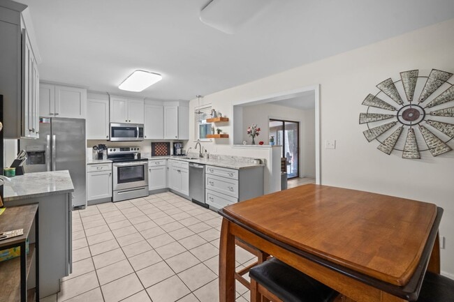 Building Photo - 527 Red Oak Rd