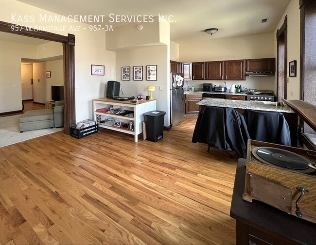 Building Photo - 957 W Armitage Ave