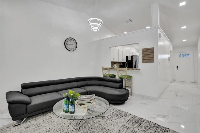 Building Photo - 5434 SW 25th Ave