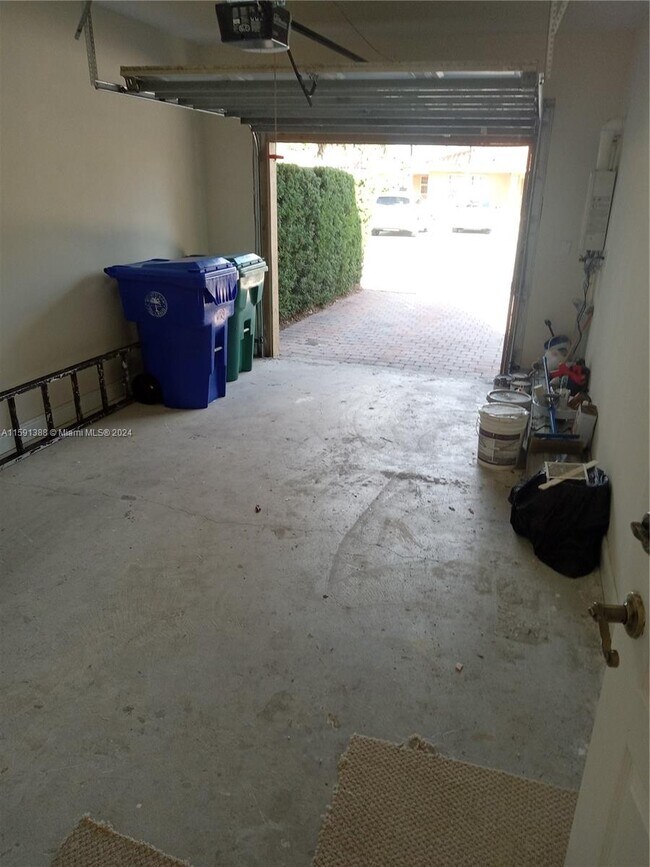 Building Photo - 3364 SW 28th Terrace