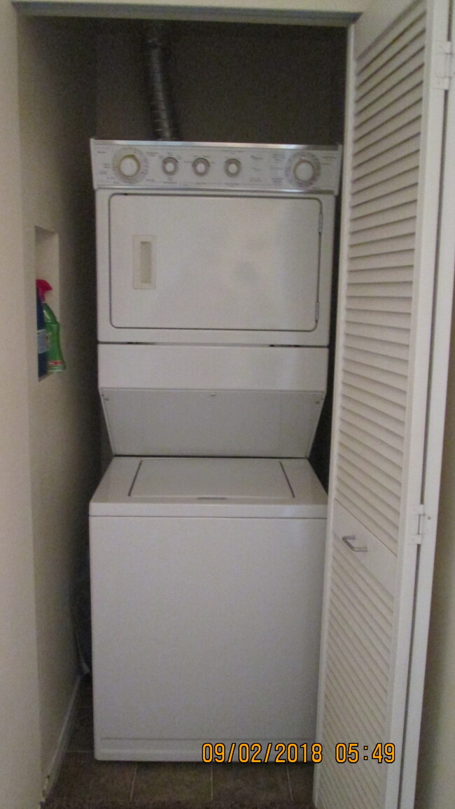 washer and dryer in the unit - 1238 Scholarship