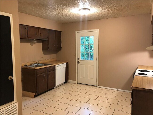 Building Photo - 605 N Betty Jo Dr