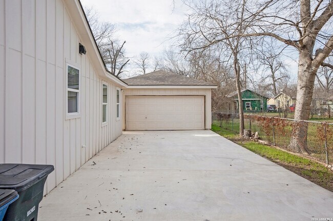 Building Photo - 839 Oasis St