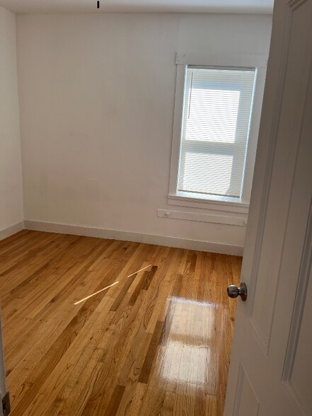 Building Photo - 42 Kilburn St