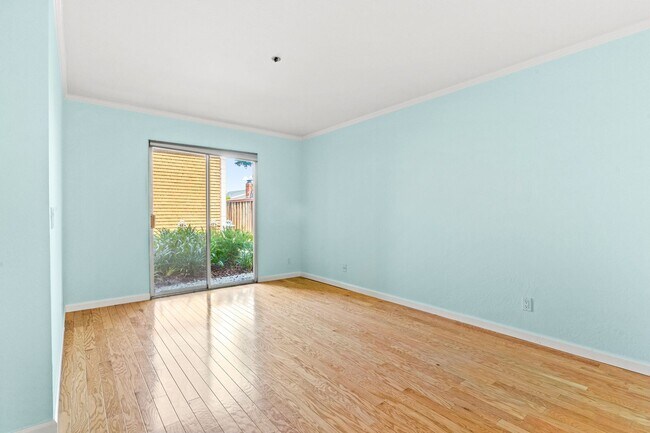Building Photo - Beautiful 2 Bedroom Corner Unit on the Bea...