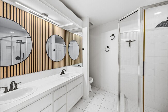 Building Photo - Luxury Living with endless Ocean Views